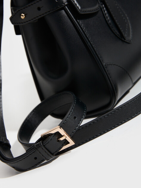 Женский тоут GUESS SOFIA SMALL SATCHEL, Артикул HWDIAAP6236, черный | 4913448. Ракурс 2