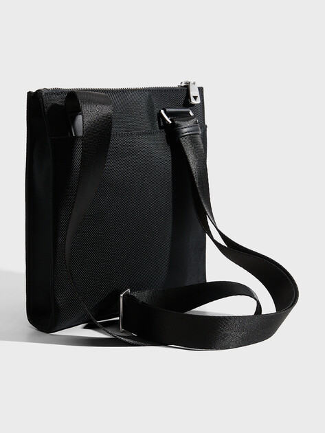 Мужская сумка  GUESS BERNA CROSSBODY FLAT, Артикул HMBEHNP6123, черный | 4913618. Ракурс 3
