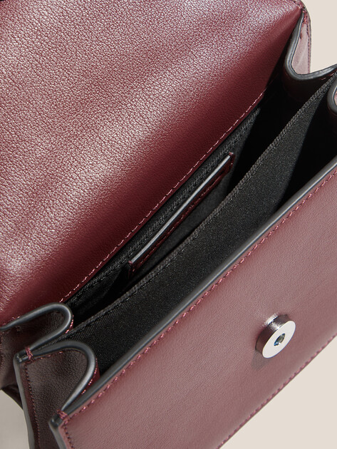 Женская сумка  KARL LAGERFELD k/signature 2.0 sm crossbody, Артикул A1W30038, темно-бордовый | 4915472. Ракурс 4