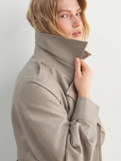 Женский плащ-тренч с поясом MAISON DAVID, Артикул ML-PU122002, пыльно-бежевый | 4922025. Ракурс 3