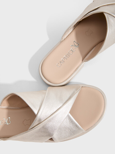 Женские шлепанцы CAPRICE MONACO, Артикул 9-9-27101-46, золотой | 4927959. Ракурс 3