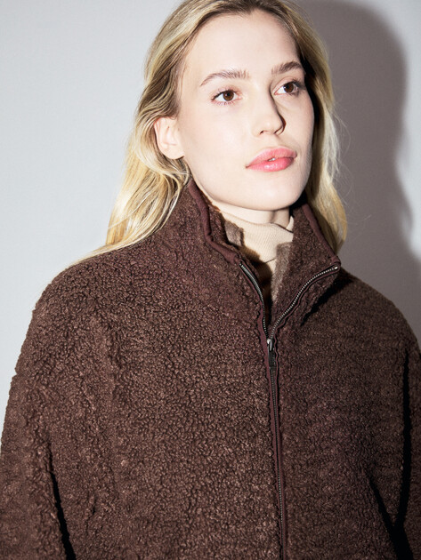 Женская куртка тедди MAISON DAVID, Артикул NICOLA_F, коричневый | 4940212. Ракурс 3 Женская куртка тедди MAISON DAVID, Артикул NICOLA_F, коричневый | 4940212. Ракурс 3