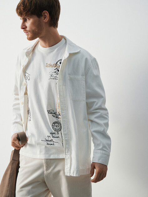 Мужская футболка GUESS SS BSC 1981 POSTAGE TEE, Артикул M5BI64KBW41, белый | 4947597. Ракурс 5