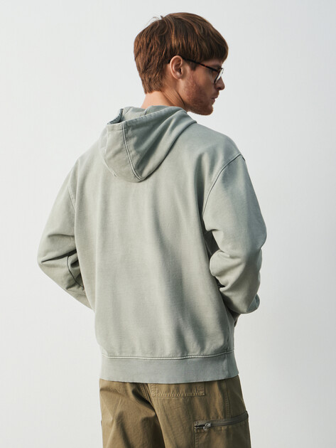 Мужское худи GUESS ECO TYLER HVY GUESS HOODIE, Артикул M5BQ21KCNY4, фисташковый | 4948928. Ракурс 4