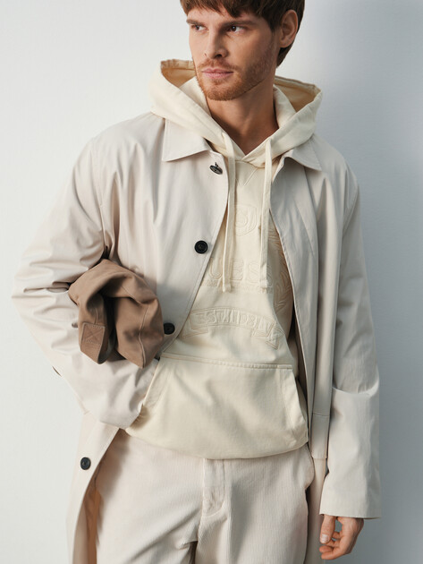 Мужское худи GUESS ECO TYLER HVY GUESS HOODIE, Артикул M5BQ21KCNY4, молочно-белый | 4948937. Ракурс 5