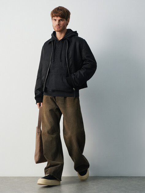 Мужское худи GUESS ECO TYLER HVY GUESS HOODIE, Артикул M5BQ21KCNY4, черный | 4948944. Ракурс 2 Мужское худи GUESS ECO TYLER HVY GUESS HOODIE, Артикул M5BQ21KCNY4, черный | 4948944. Ракурс 2