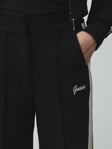 Женские брюки GUESS MURIEL STRAIGHT LEG PANTS, Артикул V5BB16KCX52, черный | 4952309. Ракурс 3 Женские брюки GUESS MURIEL STRAIGHT LEG PANTS, Артикул V5BB16KCX52, черный | 4952309. Ракурс 3