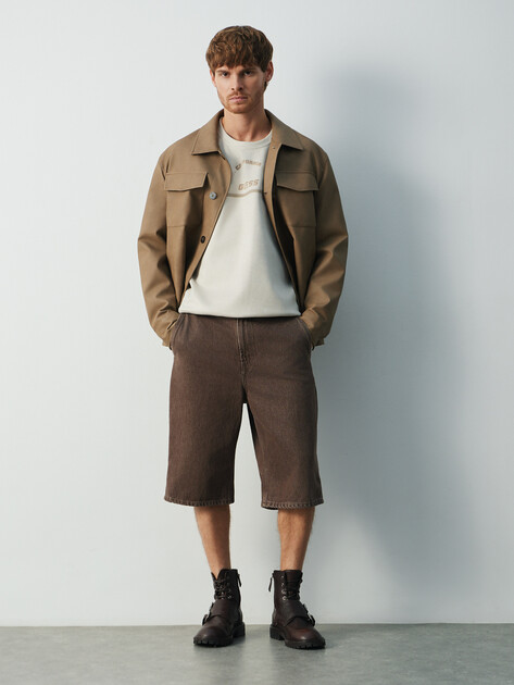 Мужской свитшот GUESS SHIRO CN SWEATSHIRT, Артикул Z5BQ06KCJY2, пыльно-бежевый | 4960880. Ракурс 2