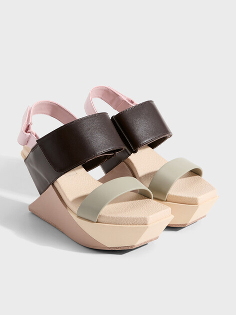 Женские босоножки UNITED NUDE Delta Wedge Sandal, Артикул DELTA WEDGE SANDAL, темно-коричневый | 4962130. Ракурс 2