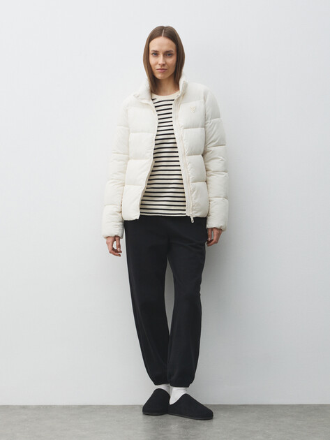 Женский пуховик GUESS NEW CLAUDIA LIGHT PUFFER JACKE, Артикул V4YL03WFUD0, белый | 4963154. Ракурс 2