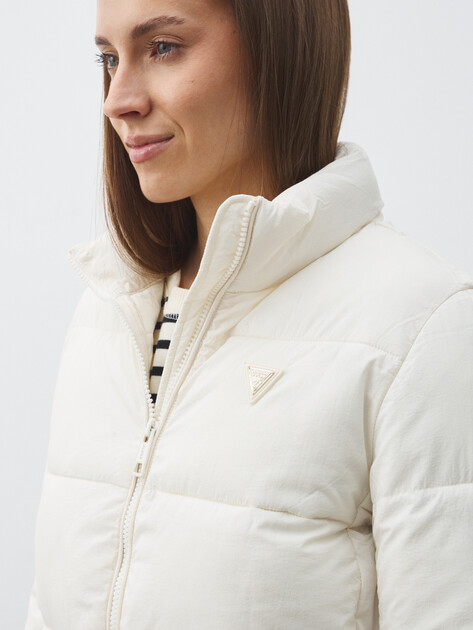 Женский пуховик GUESS NEW CLAUDIA LIGHT PUFFER JACKE, Артикул V4YL03WFUD0, белый | 4963154. Ракурс 3