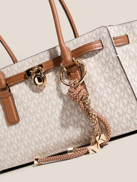 Женский тоут MICHAEL KORS SM EW SHLDR TOTE W CHARM, Артикул 30F5GNXT0B(K), светло-бежевый | 4969512. Ракурс 2