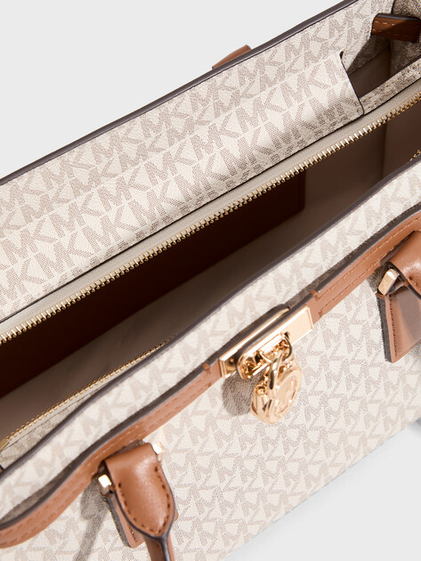 Женский тоут MICHAEL KORS SM EW SHLDR TOTE W CHARM, Артикул 30F5GNXT0B(K), светло-бежевый | 4969512. Ракурс 4