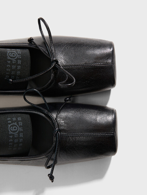 Женские балетки мэри-джейн MM6 MAISON MARGIELA BALLET SHOE, Артикул S59WZ0103, черный | 4969923. Ракурс 3