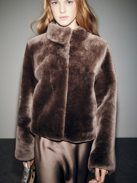 Женская шуба MAISON DAVID, Артикул CATARINA_STR, шоколадный | 4985902. Ракурс 3 Женская шуба MAISON DAVID, Артикул CATARINA_STR, шоколадный | 4985902. Ракурс 3