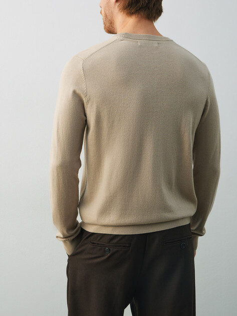 Мужской джемпер GUESS HAMMOND CN LS LOGO BASIC SWTR, Артикул M5YR00Z0122, пыльно-бежевый | 4992656. Ракурс 4