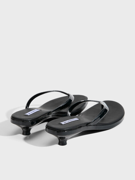 Женские мюли KARL LAGERFELD JELLY HEEL Cinderella Thong, Артикул KL83006, черный | 4993120. Ракурс 5