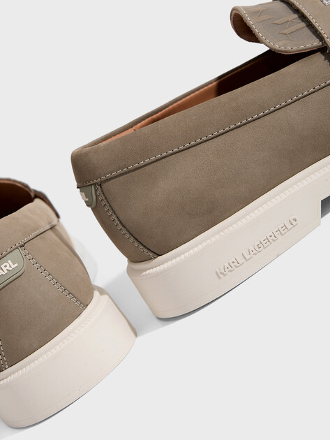 Мужские лоферы KARL LAGERFELD KORI Monogram Vamp, Артикул KL21413, светлый хаки | 4993820. Ракурс 3