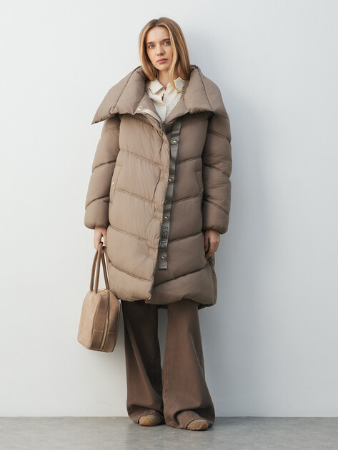 Женский пуховик GUESS SAMANTA SOFT PUFFA, Артикул W5BL39W2862, пыльно-коричневый | 4993978. Ракурс 2