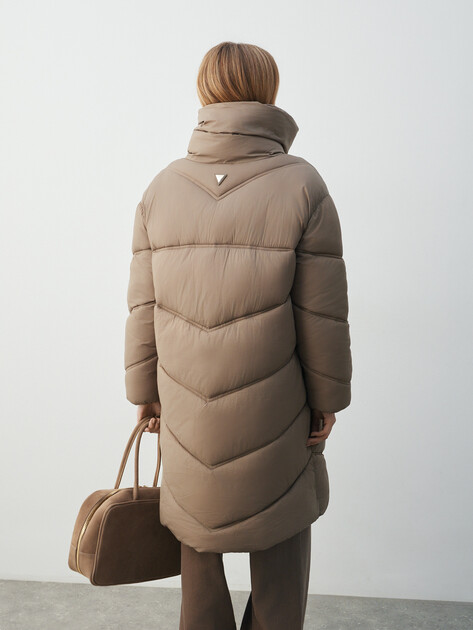 Женский пуховик GUESS SAMANTA SOFT PUFFA, Артикул W5BL39W2862, пыльно-коричневый | 4993978. Ракурс 4