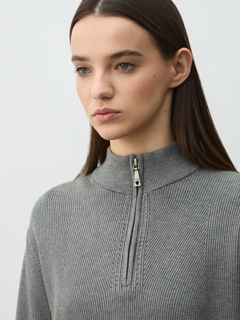 Женский джемпер GUESS LS HALF ZIP HARLEY SWTR, Артикул W5BR29Z0572, серый | 4994188. Ракурс 3