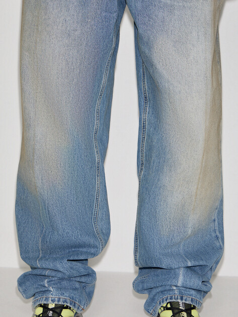 Мужские джинсы MM6 MAISON MARGIELA PANTS 5 POCKETS, Артикул SH2LA0053, голубой | 4999655. Ракурс 4 Мужские джинсы MM6 MAISON MARGIELA PANTS 5 POCKETS, Артикул SH2LA0053, голубой | 4999655. Ракурс 4