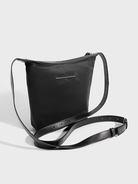 Сумка через плечо MM6 MAISON MARGIELA POUCH N/S, Артикул SB6WG0026, черный | 5001275. Ракурс 3