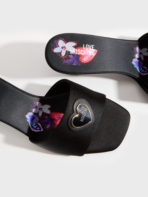 Женские мюли LOVE MOSCHINO ENAMELED HEART, Артикул JA28215G, черный | 5006001. Ракурс 3