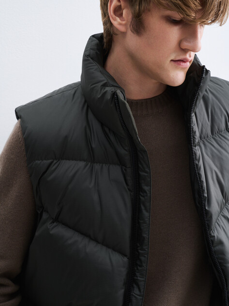 Мужской жилет MARC O'POLO, Артикул 5000007323, темно-зеленый | 5012529. Ракурс 3