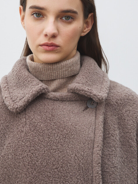 Женское полупальто тедди MAISON DAVID, Артикул KIRA_TEDDY 05, коричнево-серый | 5016267. Ракурс 3 Женское полупальто тедди MAISON DAVID, Артикул KIRA_TEDDY 05, коричнево-серый | 5016267. Ракурс 3
