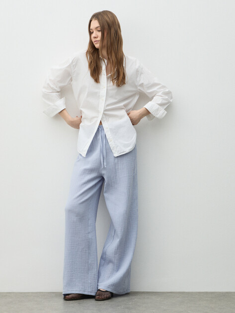 Женские широкие брюки из муслина MAISON DAVID, Артикул BLN920, небесно-голубой | 5017080. Ракурс 2