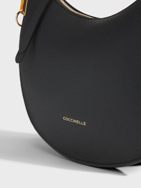 Женская сумка COCCINELLE HANDBAG DOUBLE GRAINY LEATHER, Артикул E1 QKF 13 03 01, черный | 5019748. Ракурс 2 Женская сумка COCCINELLE HANDBAG DOUBLE GRAINY LEATHER, Артикул E1 QKF 13 03 01, черный | 5019748. Ракурс 2