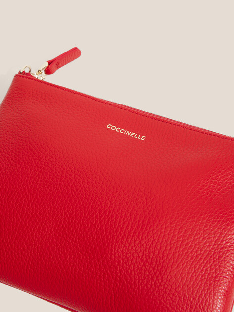 Кросс-боди COCCINELLE MINI BAG GRAINED LEATHER / NOI, Артикул E5 MMA 55 F5 01, красный | 5021018. Ракурс 2 Кросс-боди COCCINELLE MINI BAG GRAINED LEATHER / NOI, Артикул E5 MMA 55 F5 01, красный | 5021018. Ракурс 2