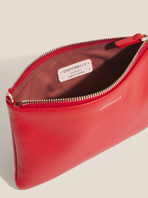 Кросс-боди COCCINELLE MINI BAG GRAINED LEATHER / NOI, Артикул E5 MMA 55 F5 01, красный | 5021018. Ракурс 4 Кросс-боди COCCINELLE MINI BAG GRAINED LEATHER / NOI, Артикул E5 MMA 55 F5 01, красный | 5021018. Ракурс 4