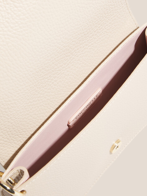 Кросс-боди COCCINELLE HI-TECH ACCESSORIES GRAINED LE, Артикул E5 SSL 27 01 01, светло-бежевый | 5021261. Ракурс 4