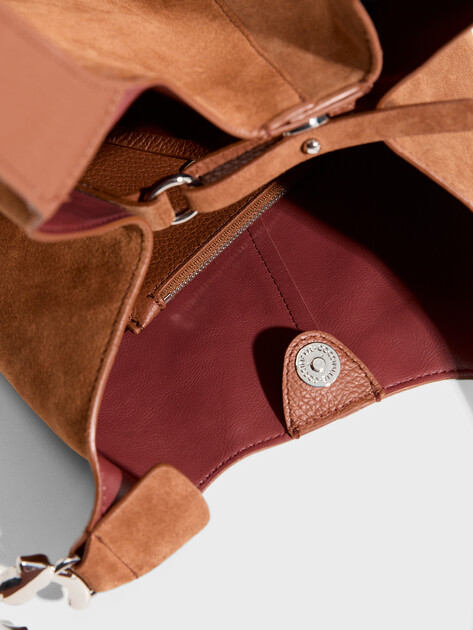 Женский шоппер COCCINELLE HANDBAG SUEDE LEATHER/GRAINED, Артикул E1 THE 11 02 01, коричневый | 5021345. Ракурс 4 Женский шоппер COCCINELLE HANDBAG SUEDE LEATHER/GRAINED, Артикул E1 THE 11 02 01, коричневый | 5021345. Ракурс 4