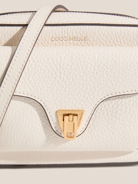 Кросс-боди COCCINELLE HANDBAG GRAINED LEATHER, Артикул E1 MF6 55 04 01, молочно-белый | 5033842. Ракурс 2