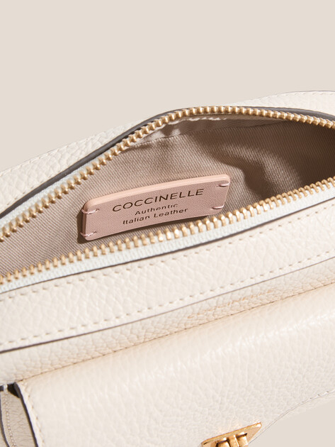 Кросс-боди COCCINELLE HANDBAG GRAINED LEATHER, Артикул E1 MF6 55 04 01, молочно-белый | 5033842. Ракурс 4