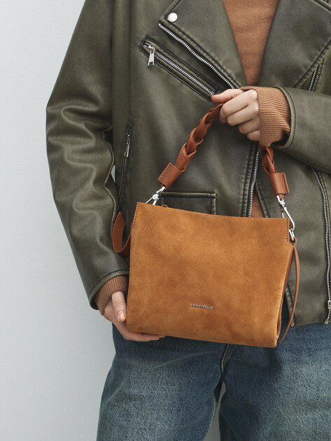 Женская сумка COCCINELLE HANDBAG SUEDE LEATHER/GRAINED, Артикул E1 P6P 58 01 01, светло-коричневый | 5033850. Ракурс 5 Женская сумка COCCINELLE HANDBAG SUEDE LEATHER/GRAINED, Артикул E1 P6P 58 01 01, светло-коричневый | 5033850. Ракурс 5