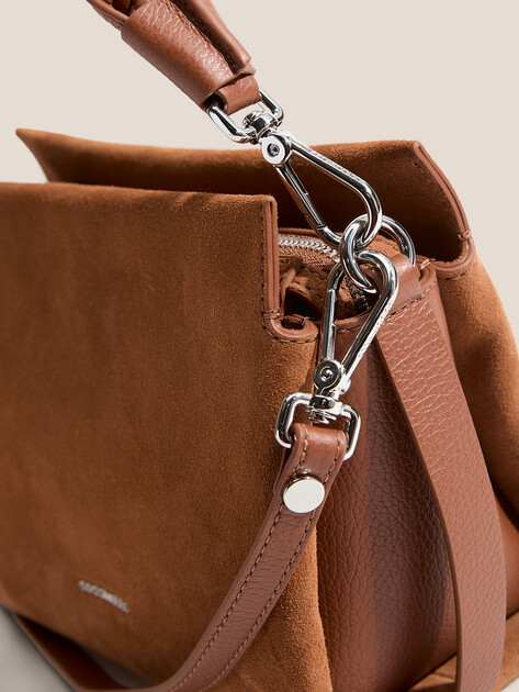 Женская сумка COCCINELLE HANDBAG SUEDE LEATHER/GRAINED, Артикул E1 P6P 58 01 01, светло-коричневый | 5033850. Ракурс 2 Женская сумка COCCINELLE HANDBAG SUEDE LEATHER/GRAINED, Артикул E1 P6P 58 01 01, светло-коричневый | 5033850. Ракурс 2