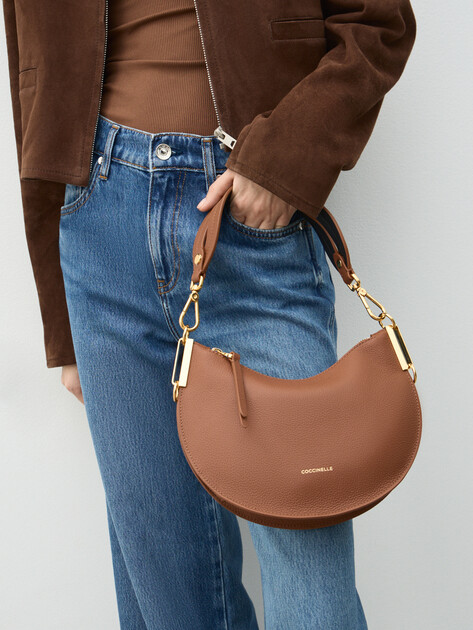 Женская сумка  COCCINELLE HANDBAG DOUBLE GRAINY LEATHER, Артикул E1 QKF 13 03 01, коричневый | 5033890. Ракурс 5