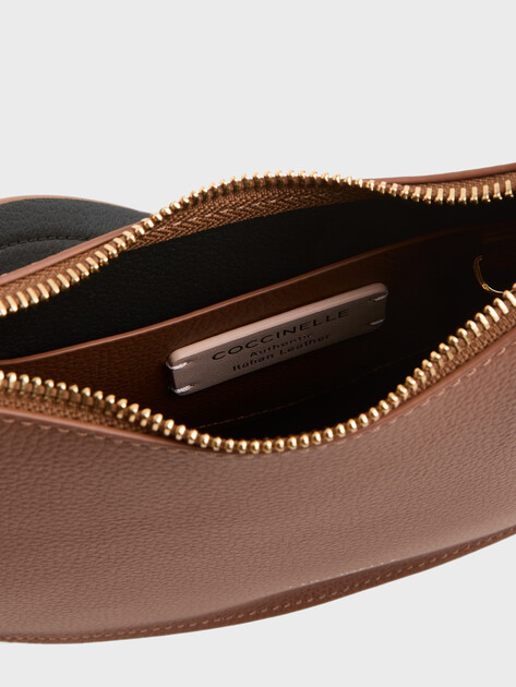 Женская сумка  COCCINELLE HANDBAG DOUBLE GRAINY LEATHER, Артикул E1 QKF 13 03 01, коричневый | 5033890. Ракурс 4