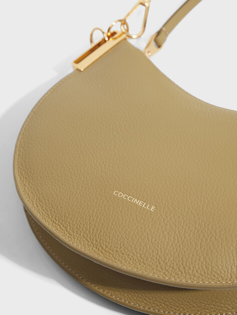 Женская сумка COCCINELLE HANDBAG DOUBLE GRAINY LEATHER, Артикул E1 QKF 13 03 01, оливковый | 5033894. Ракурс 2 Женская сумка COCCINELLE HANDBAG DOUBLE GRAINY LEATHER, Артикул E1 QKF 13 03 01, оливковый | 5033894. Ракурс 2