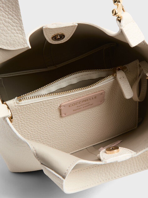Женская сумка  COCCINELLE HANDBAG GRAINED LEATHER, Артикул E1 SHA 58 01 01, молочно-белый | 5034056. Ракурс 4