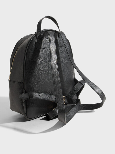 Женский рюкзак COCCINELLE HANDBAG GRAINED LEATHER, Артикул E1 U45 14 02 01, черный | 5034552. Ракурс 3