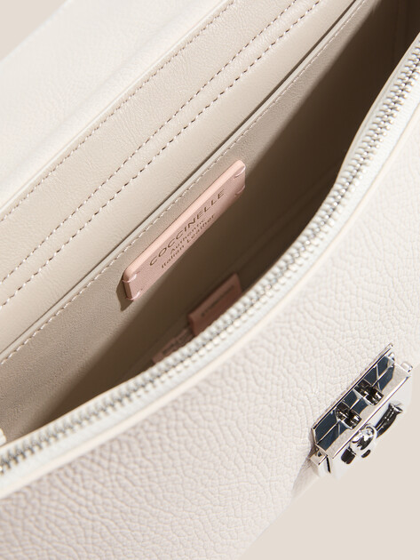 Женская сумка  COCCINELLE HANDBAG GRAINED LEATHER, Артикул E1 U4K 12 01 02, молочно-белый | 5034566. Ракурс 4