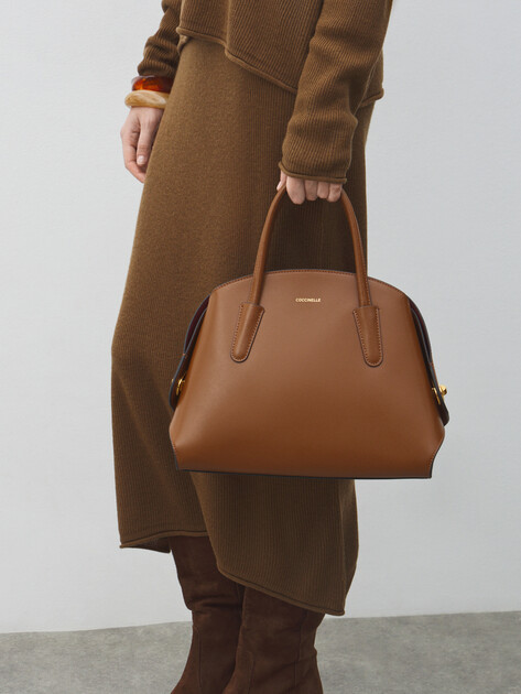 Женский тоут COCCINELLE HANDBAG CALF SMOOTH LEATHER, Артикул E1 U7K 18 02 01, светло-коричневый | 5034638. Ракурс 5 Женский тоут COCCINELLE HANDBAG CALF SMOOTH LEATHER, Артикул E1 U7K 18 02 01, светло-коричневый | 5034638. Ракурс 5