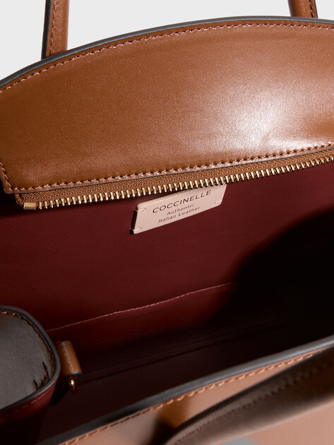 Женский тоут COCCINELLE HANDBAG CALF SMOOTH LEATHER, Артикул E1 U7K 18 02 01, светло-коричневый | 5034638. Ракурс 4 Женский тоут COCCINELLE HANDBAG CALF SMOOTH LEATHER, Артикул E1 U7K 18 02 01, светло-коричневый | 5034638. Ракурс 4