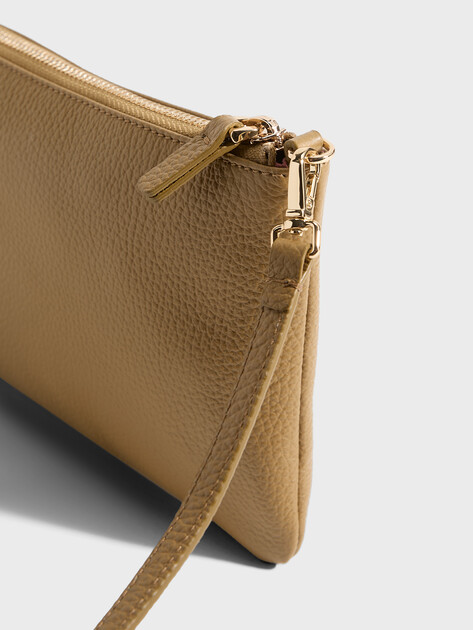 Женская сумка через плечо кросс-боди COCCINELLE MINI BAG GRAINED LEATHER, Артикул E5 MMA 55 F5 01, оливковый | 5035077. Ракурс 2