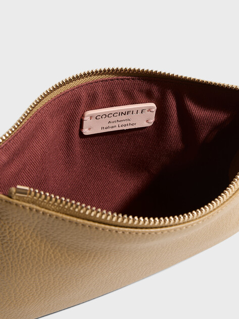 Женская сумка через плечо кросс-боди COCCINELLE MINI BAG GRAINED LEATHER, Артикул E5 MMA 55 F5 01, оливковый | 5035077. Ракурс 4